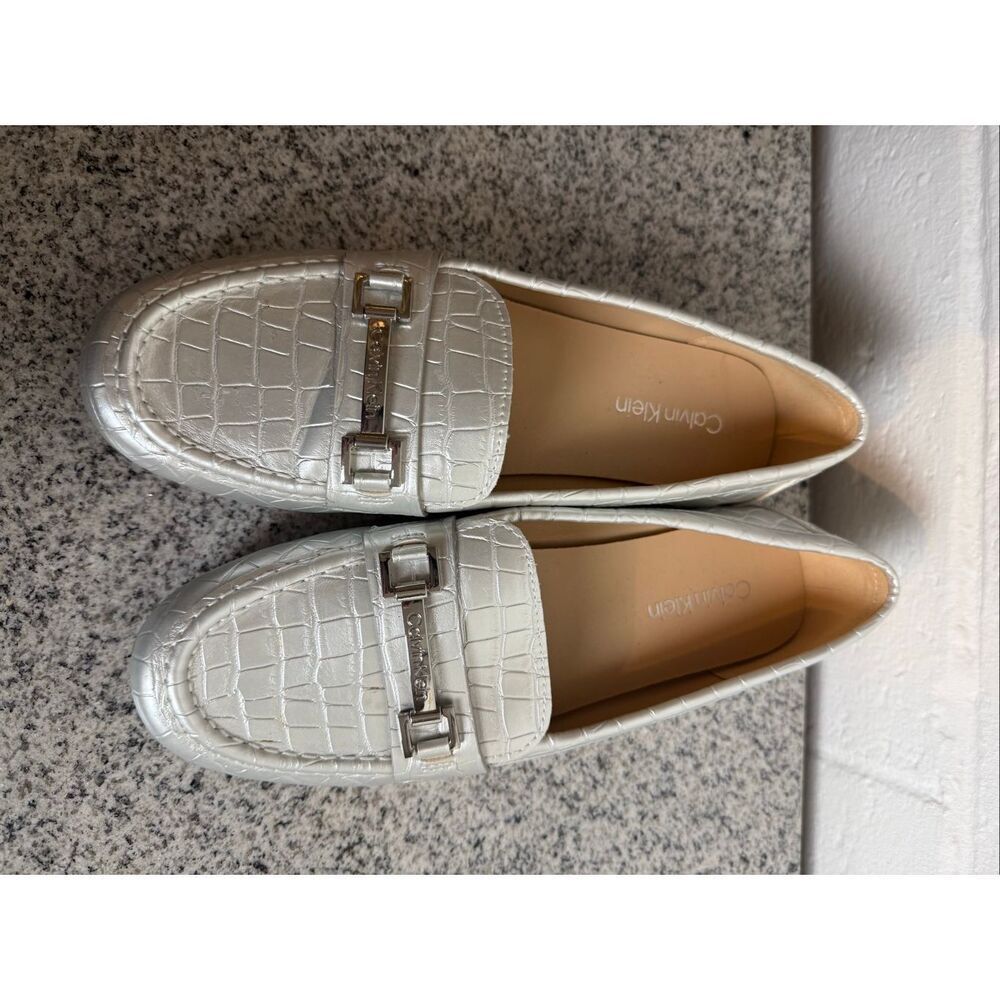 Calvin Klein Silver Metallic Croc Embossed Loafers Women’s Size 9.5 Quiet Luxury